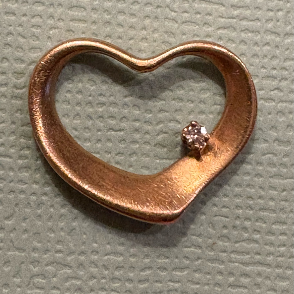 Vintage 14k 2g Elegant Gold Heart-Shaped Pendant Diamond Accent
